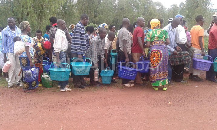 Amasaha yo gusura yarageze bategekwa kujya ku murongo ngo babasake babone kwinjira.