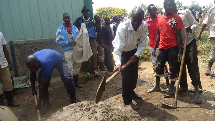Umuyobozi w'Akarere, Atuhe Sabiti yifatanyije na Polisi n'abaturage batangira kubaka ibi byumba.
