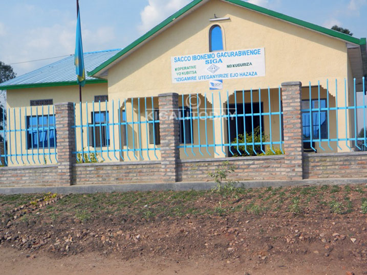 Bitarenze Nzeli 2017 SACCO zizahuzwa zishyirwemo ikoranabuhanga kuburyo abazibitsamo bazajya babikuza amafaranga yabo aho bari hose mu Rwanda