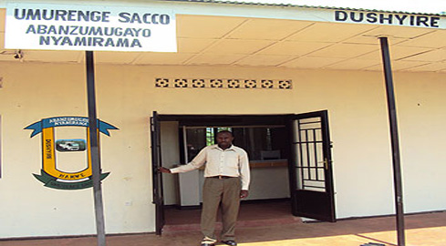 Bamwe mu baturage bitabiriye kureba inzu biyubakiye ifungurwa ku mugaragaro.