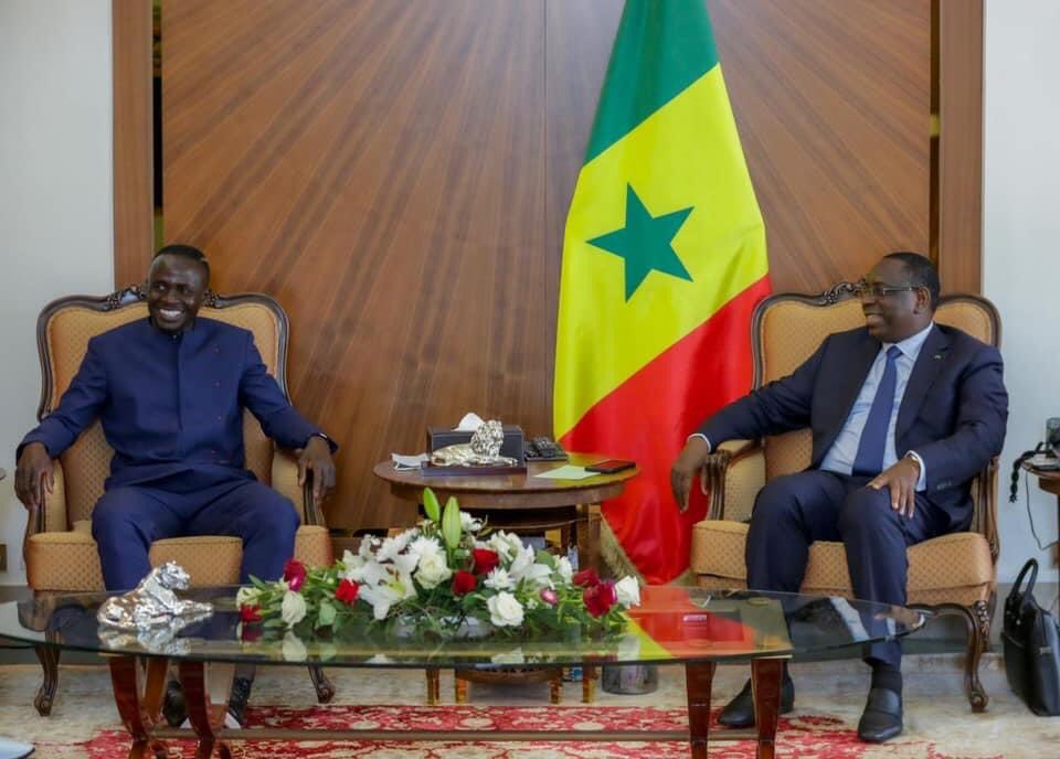 Sadio Mane aherutse gutumirwa na Perezida wa Senegal, Macky Sall amushimira intinsi bagezeho. Sadio Mane na we yasabye Perezida kumushyigikira mu mushinga afite wo kubaka ibitaro mu gace avukamo ka Bambali