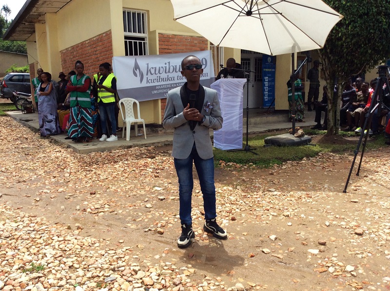 Baririmbiwe n'umuhanzi ukiri muto witwa Sage