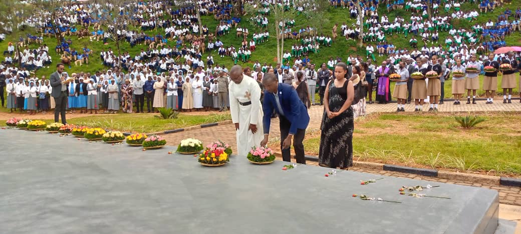 Saint Joseph n'abakozi bayo bashyira indabo ku rwibutso