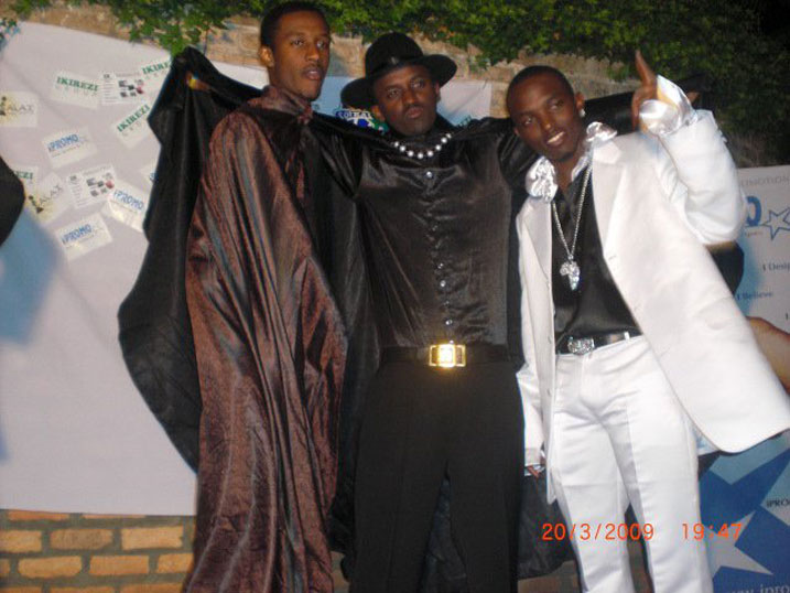 Uhereye ibumoso: K8 Kavuyo, Riderman na Tom Close ubwo bitabiraga Salax Awards ya mbere yabaye muri 2009 