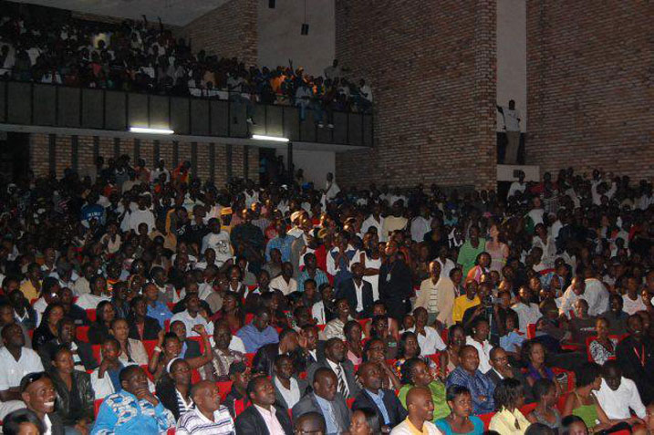 Abakunzi b'umuziki barenga 3000 bari buzuye Grand Auditorium bareba abaririmbyi bakunda bahabwa ibihembo