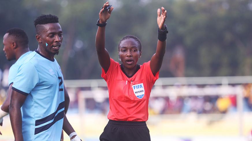 Mukansanga Salma Ubwo yayoboraga umukino Police yatsinzemo Mukura ibitego 3-2