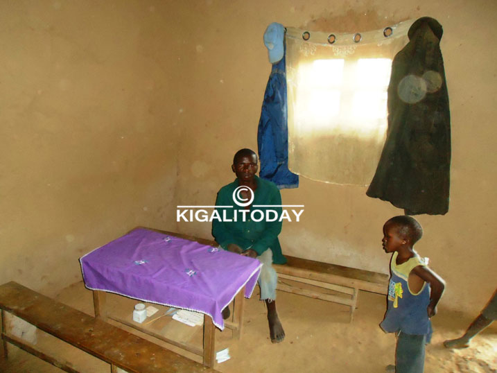 Mu ruganiriro harimo intebe ebyiri z'imbaho n'akameza gato