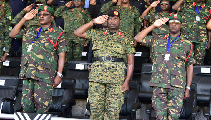 Ingabo za Kenya ku mpande n'Umusirikare wa Uganda hagati baramukanya kimwe n'Abongereza