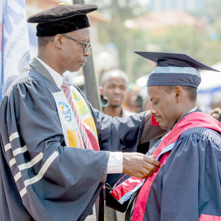 Umuyobozi wungirije wa UNILAK yambika ikamba ry'ishimwe Rtd Gen Sam Kaka wabaye Indashyikirwa mu bo Biganye