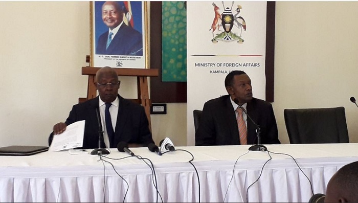 Minisitiri wa Uganda w'Ububanyi n'Amahanga Sam Kutesa (ibumoso) na Ambasaderi w'u Rwanda muri Uganda Maj. Gen. Frank Mugambage (iburyo) bagiranye ikiganiro n'itangazamakuru ubwo u Rwanda rwashyikirizwaga abari bafungiye muri Uganda