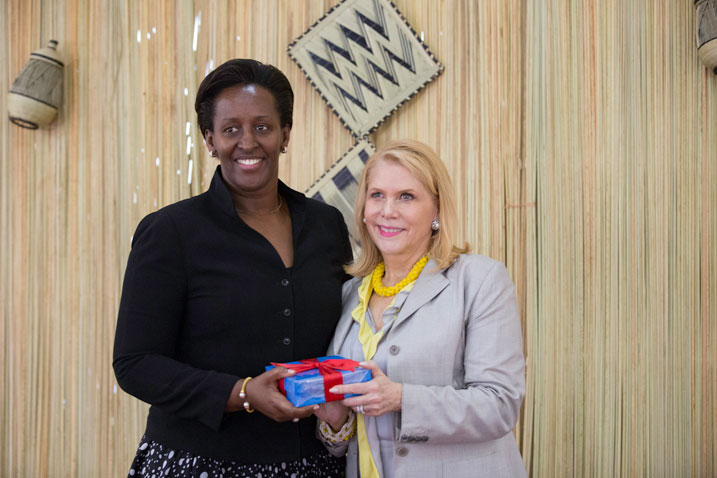 Same Sky iha impano Mme Jeannette Kagame.