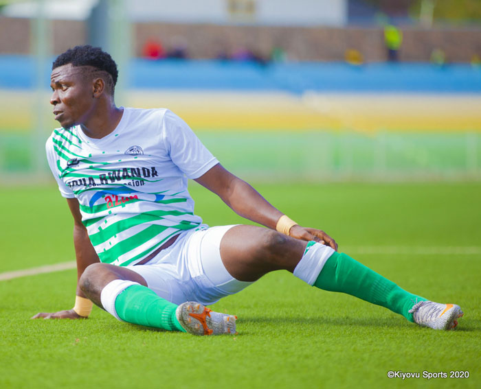 Samson Babuwa aheruka gutangaza ko yabyutse agasanga ukuguru kumurya bikabije, avuga ko ari imyuka mibi