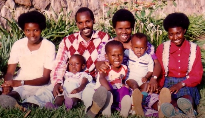 Samuel Dusengiyumva (umwana wambaye agapira karimo ibara ritukura, useka) hamwe na se na nyina n'abavandimwe be n'abashyitsi bari babasuye