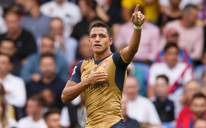 Alexis Sanchez w'Arsenal wateye umupira n'umutwe,maze D. Delaney wa Crystal palace aritsinda