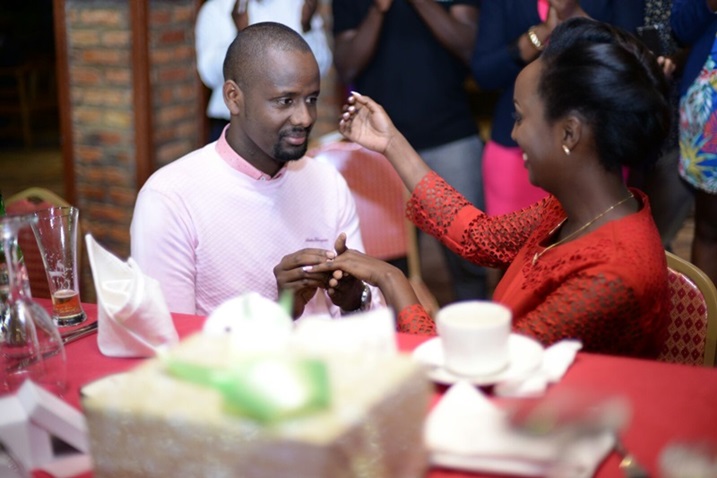 Kagame Peter ari kwambika impeta Sandrine.