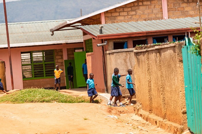 Bamwe basohoka mu ishuri bahita bamanuka mu gasantere kari hepfo gato y'ishuri