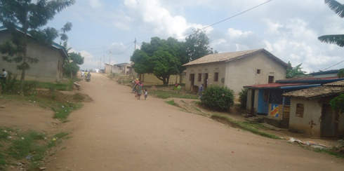 Abatuye muri iyi santire ngo bagira umutekano iyo abanyeshuri ba ESSTR bagiye mu biruhuko.