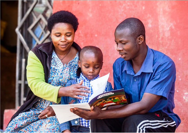 Ababyeyi bafasha umwana kumenya gusoma (Photo: Save the Children)