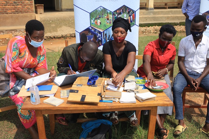 Kubitsa mu Dusanduku byabasabaga umwanya wo guhura bikanatinza kubona inguzanyo