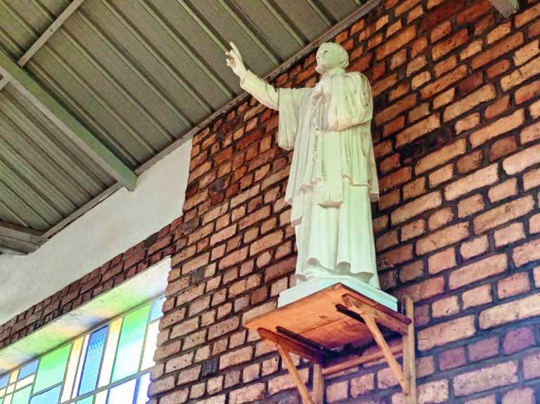 Iyi shusho ya François Xavier, umumisiyoneri mukuru, yazanywe n'abamisiyoneri, i Save