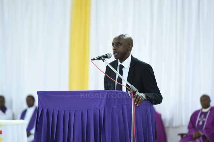 Minisitiri w'ubutegetsi bw'igihugu, Francis Kaboneka nawe yitabiriye umuhango wo gushyingura nyakwigendera Sayinzoga 