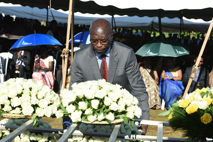 Minisitiri w'Intebe Anastase Murekezi ashyira indabo ku mva ya nyakwigendera Sayinzoga 