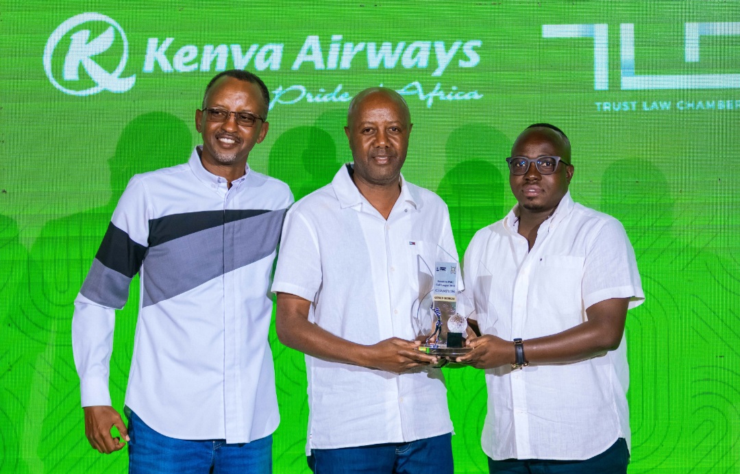 Sezibera Gerald wegukanye shampiyona mu batarabigize umwuga ashyikirizwa igihembo 