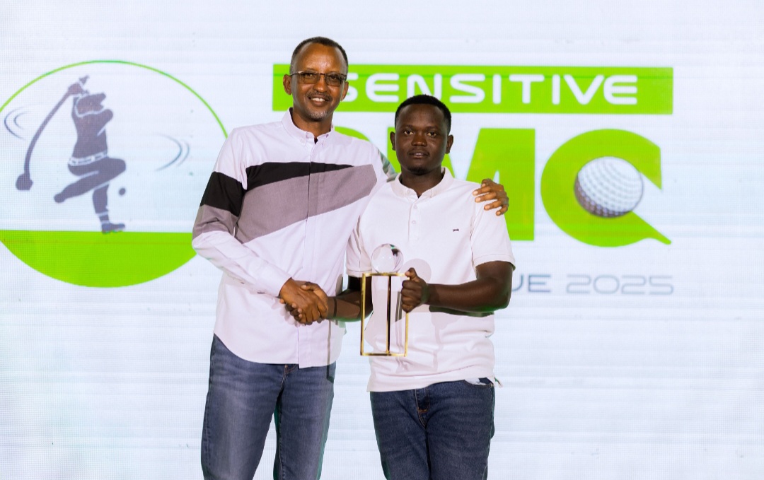 Perezida wa Kigali Golf Club Byusa Marcel ashyikiriza Nsanzuwera Celestin igikombe