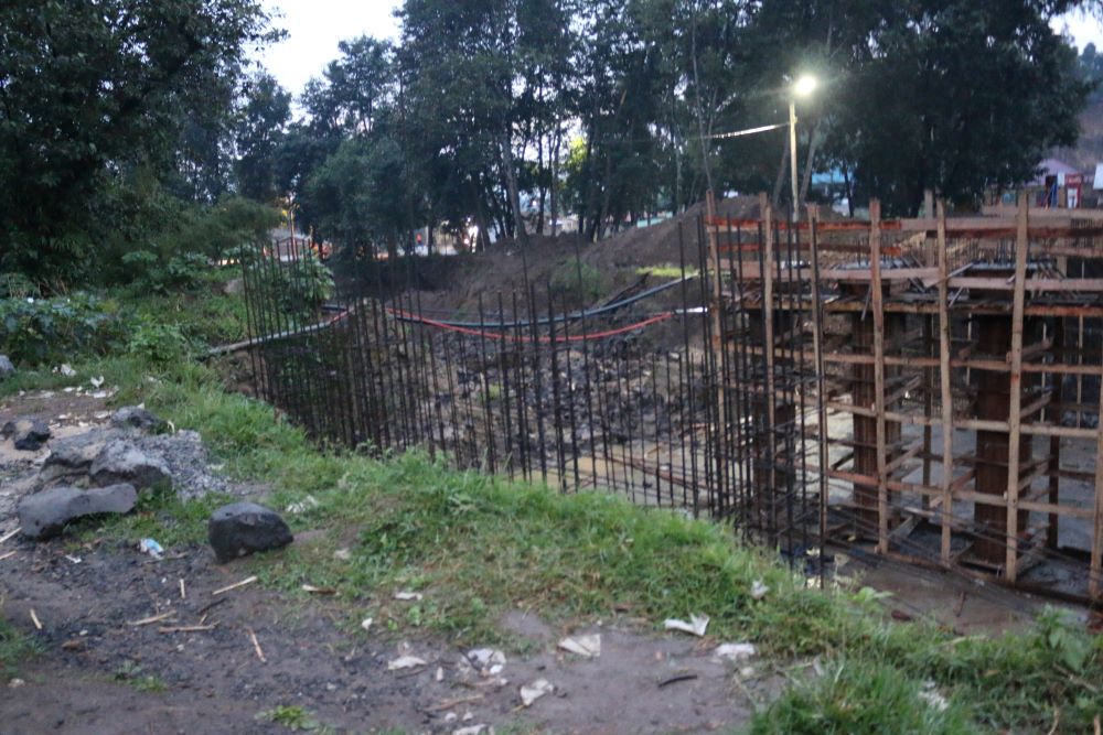 Harimo kubakwa ibiraro biri hejuru ku mugezi wa Sebeya