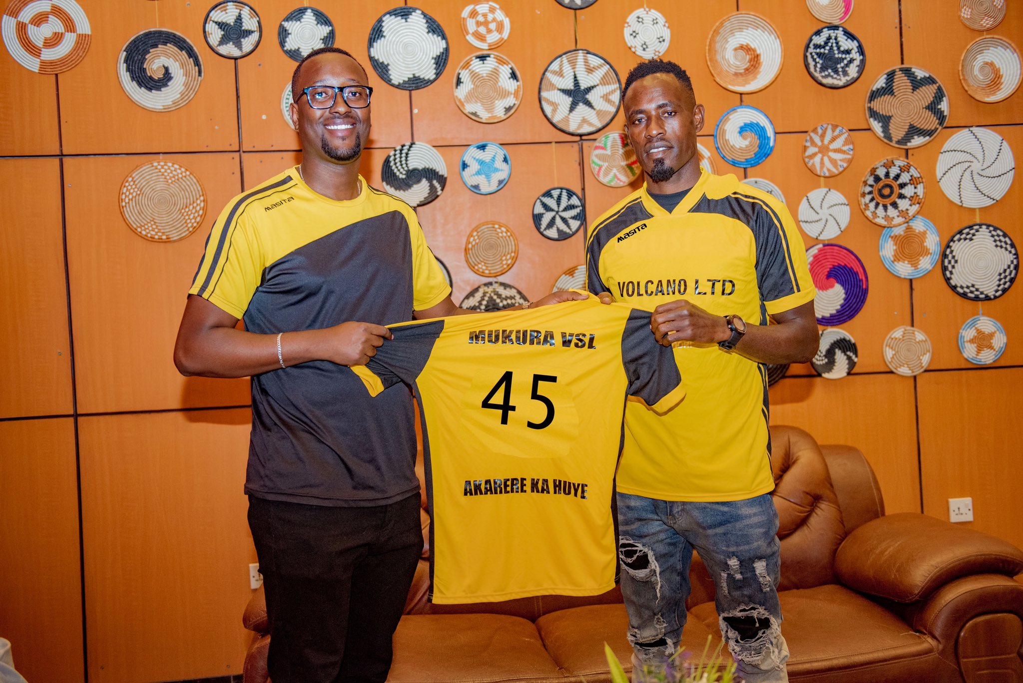 Sebwato Nicholas nyuma yo kongera amasezerano