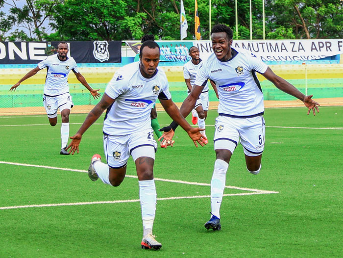 Sefu na bagenzi be bishimira igitego cya mbere