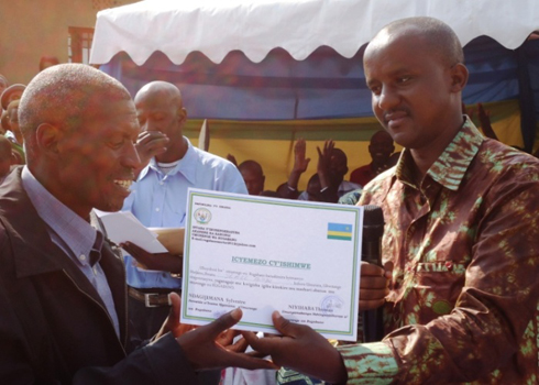 Mwarimu Sehire Philippe ashyikirizwa ishimwe n