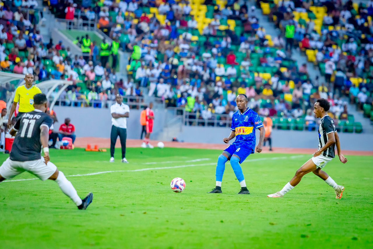 Niyonzima Olivier Seif (wambaye nimero 8) ushobora gusinyira Rayon Sports yavuyemo mu 2019 ajya muri APR FC, yakinnye uyu mukino