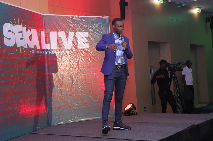 Umunyarwenya Patrick abinyujije mu rwenya yagaragaje uburyo abakene bagira umutekano kurusha abakire