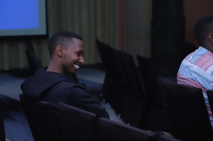 Israel Mbonyi uzwi mu ndirimbo zihimbaza Imana na we yari yitabiriye igitaramo cy'aba banyarwenya