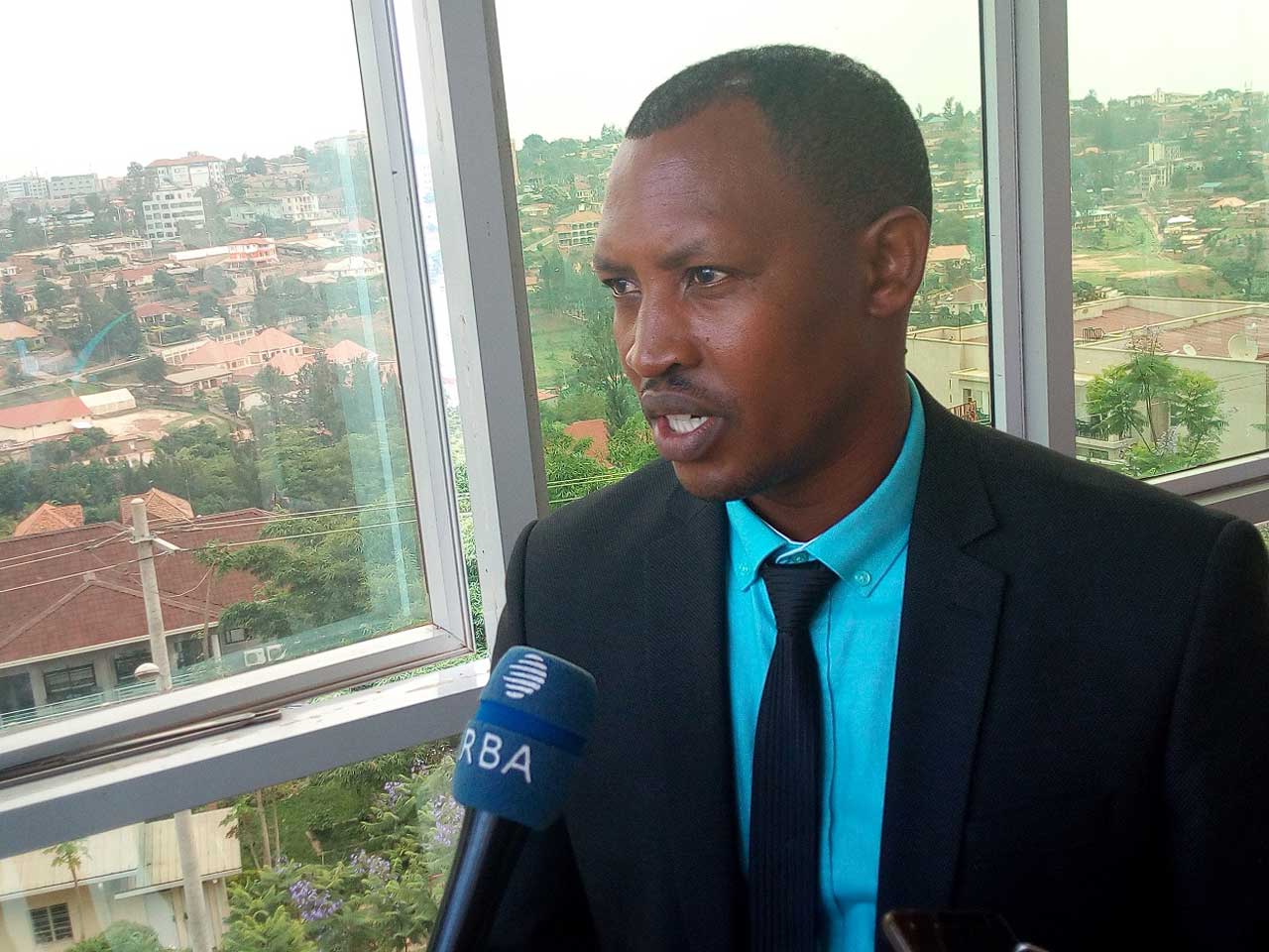 Sekanyange avuga ko imiryango ya Sosiyete sivile itakagombye gukorera mu bwiru kuko bibangamira imitangire ya servisi