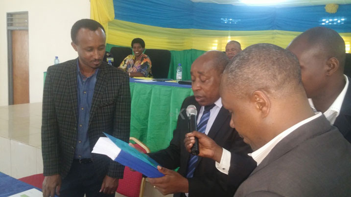 Sembagare ashyikiriza Kamanzi, ugiye gusigara ayobora akarere, igitabo gikubiyemo ibikorwa byose by'akarere.