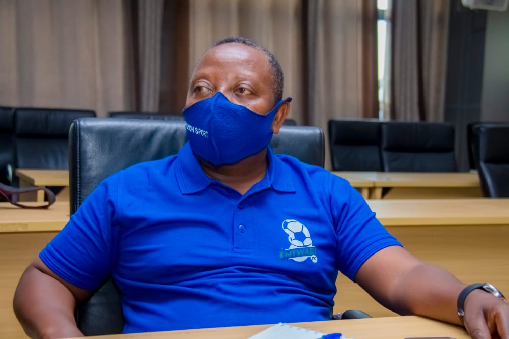 Sembagare Jean Chrysostome wahoze akinira Rayon Sports, ni umuyobozi wa Tekinike wa Intwari FC
