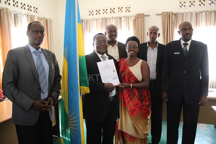 Semwogerere yahise ahabwa icyangombwa kigaragaza ko abaye Umunyarwanda.