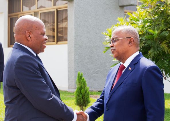 Ambasaderi Octávio Filomeno Leiro Octávio (iburyo) asuhuzanya na Perezida wa Sena, Dr Kalinda François Xavier