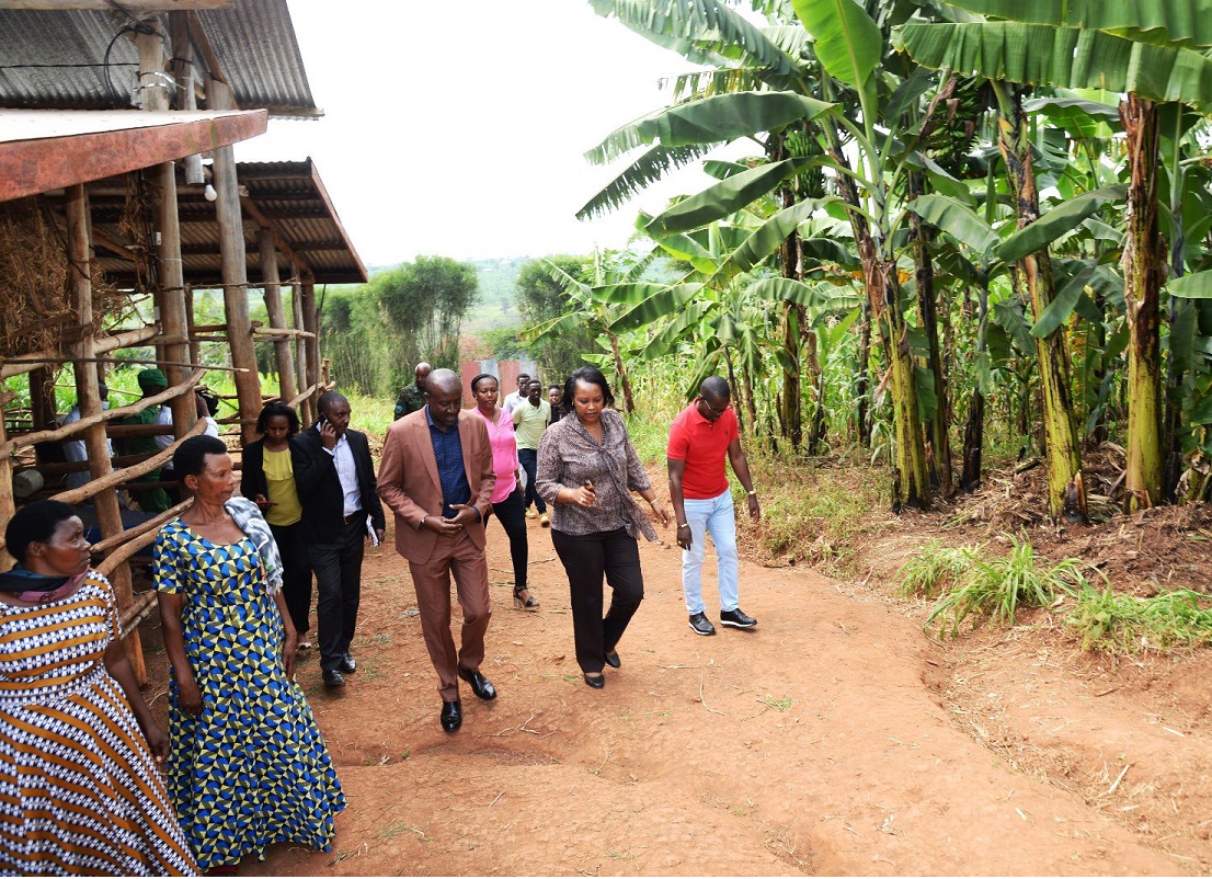 Abasenateri barasura abaturage baganire ku buryo bahabwa serivisi z