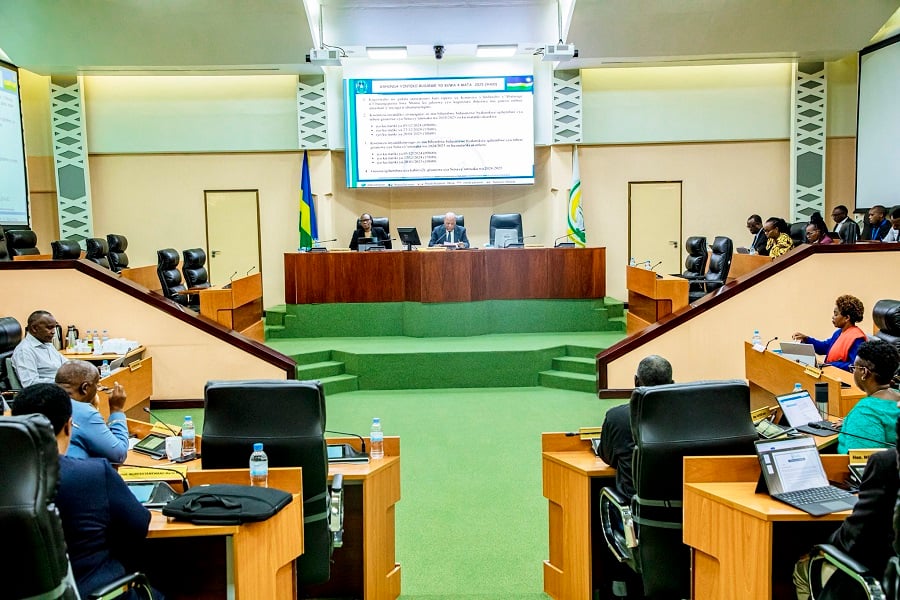 Abasenateri bashima uruhare rw'amashuri y'imyuga n'ubumenyingiro ku kurwanya ubushomeri