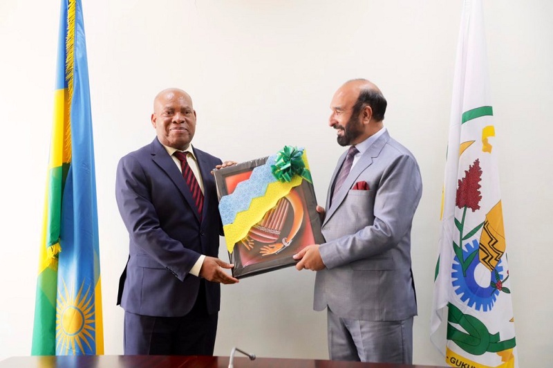 Hon. Kalinda François Xavier na Amb. Naeem Ullah Khan bahana impano