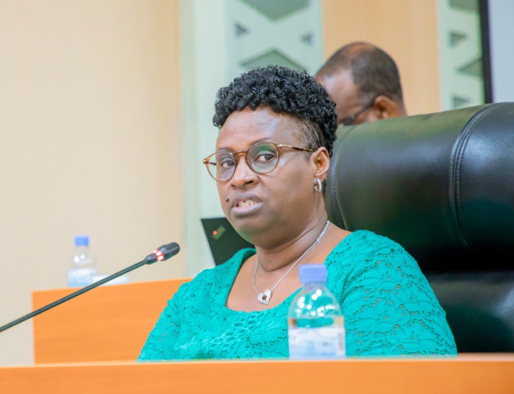 Hon Usta Kayitesi wari uyoboye iri tsinda ry'Abasenateri