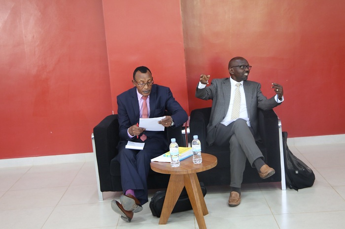 Hon. Nkurunziza Innocent na Hon. Kanyarukiga Ephrem baganirije abanyeshuri bo muri Carnegie Mellon University Africa kuri ubwo bushakashatsi