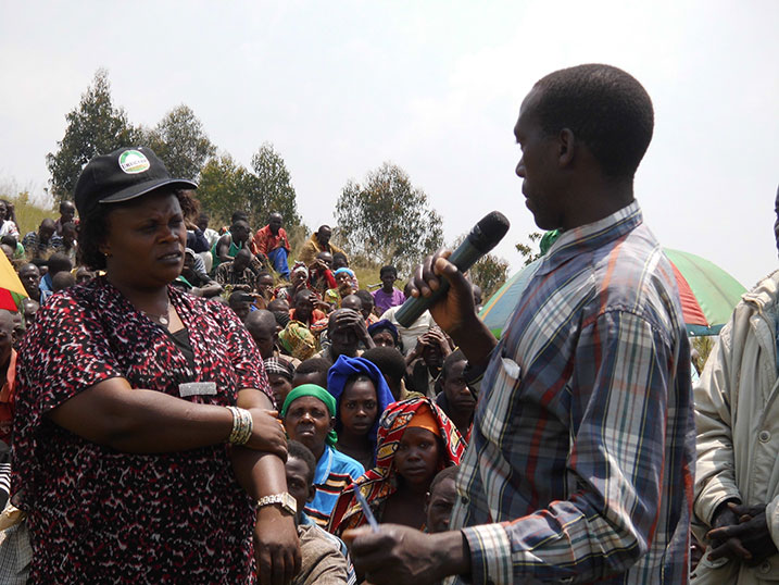 Senateri Mukakalisa aganira n'abaturage kuri gahunda za Leta.