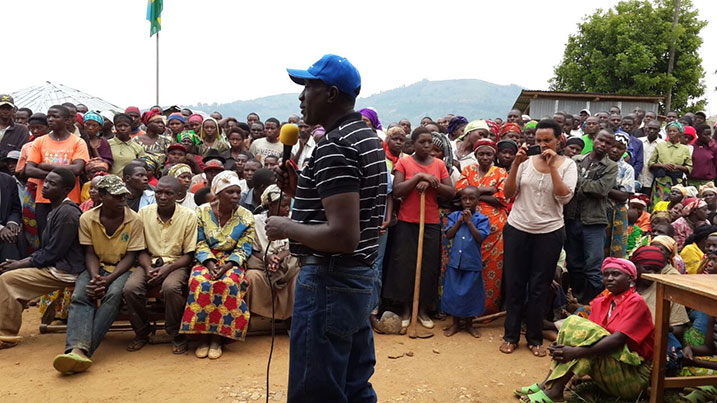 Senateri Ntawukuriryayo aganira n'abaturage nyuma y'umuganda.