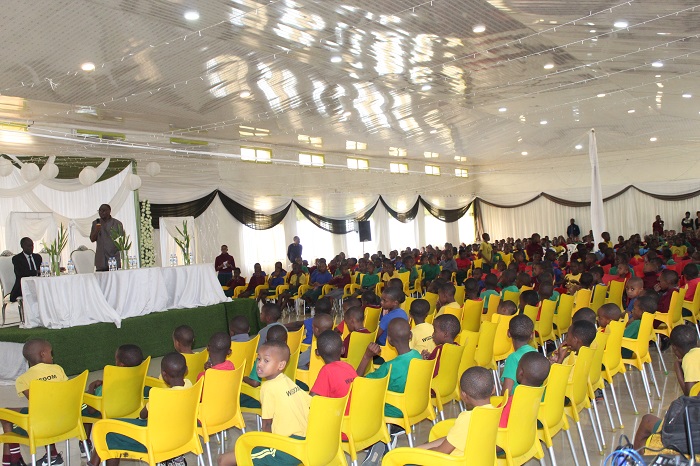 Abanyeshuri bakurikiye ibisobanuro ku mikorere y