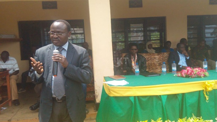 Senateri Sindikubwabo asobanurira abaturage ibyahindutse mu itegekonshinga.