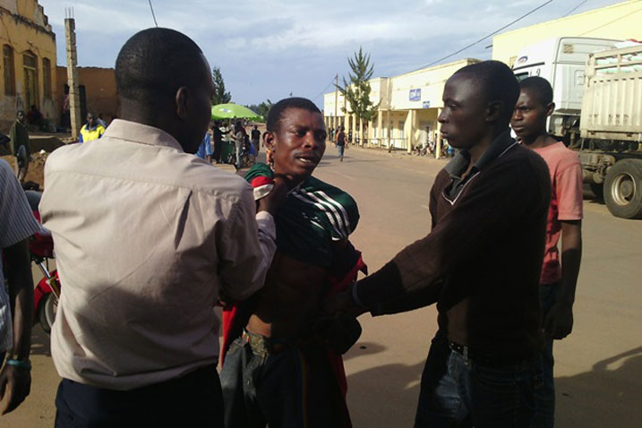 Sendegeya na Ishimwe bataye mu munigo uwo bakekagaho kurya telephone yabo mu rusimbi.